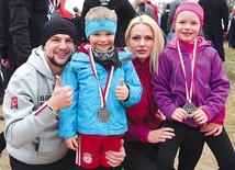 Na koniec biegu „Tropem Wilczym” każdy uczestnik dostał pamiątkowy medal. Na zdjęciu: Konrad i Magdalena Wieczorkowie z Gorzowa Wlkp. z Alą i Sebastianem
