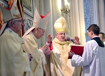 Głównym konsekratorem był abp Celestino Migliore, nuncjusz apostolski w Polsce. On na koniec udzielił bp. Piotrowi specjalnego błogosławieństwa 