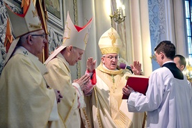 Głównym konsekratorem był abp Celestino Migliore, nuncjusz apostolski w Polsce. On na koniec udzielił bp. Piotrowi specjalnego błogosławieństwa 