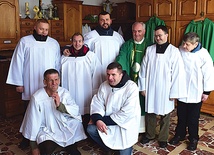 Podopieczni WTZ służą też do Mszy św. Na zdjęciu z ks. Zbigniewem Staniosem i br. Grzegorzem Baczyńskim