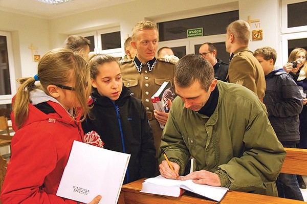   Po książki i autografy ustawiało się wielu młodych ludzi