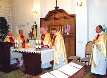  O. Janusz Danecki, którego papież mianował biskupem pomocniczym w Brazylii, nieraz bywał w Miedniewicach. Na zdjęciu jako główny celebrans