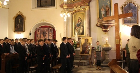Znaki ŚDM w sanktuarium św. Barbary w Strumieniu jako pierwsi uczcili bierzmowańcy i ich rodzice
