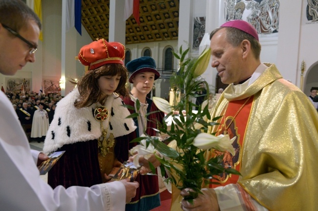 Bp. Piotra Turzyńskiego witali młodzi z PG 12, podkreślając strojami, jak bardzo bliski jest im św. Kazimierz