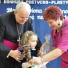 Ks. inf. Władysław Kostrzewa i Jadwiga Bieś wręczają nagrodę najmłodszej uczestniczce konkursu