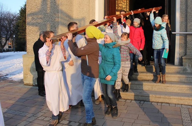 Krzyż ŚDM i ikona Matki Bożej w Rajczy