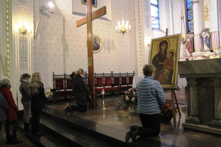 Krzyż ŚDM i ikona Matki Bożej w Rajczy