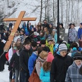 Gimnazjaliści przeszli z krzyżem przez Istebną