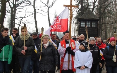 Ponad 3 tysiące osób z wielu miejscowości Polski południowej uczestniczyły w obozowej Drodze Krzyżowej