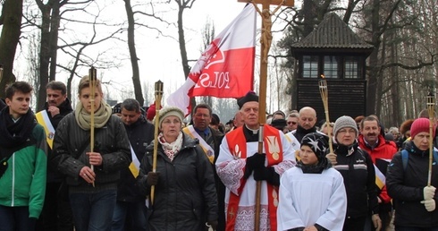 Ponad 3 tysiące osób z wielu miejscowości Polski południowej uczestniczyły w obozowej Drodze Krzyżowej