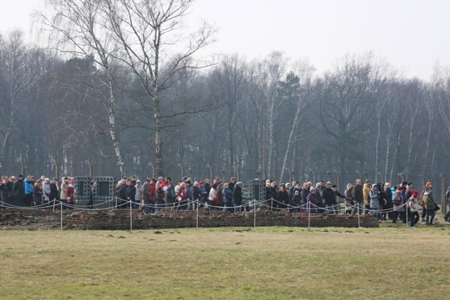 Droga Krzyżowa o trzeźwość narodu w KL Auschwitz-Birkenau