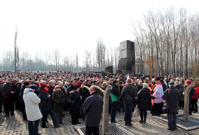 Droga Krzyżowa o trzeźwość narodu w KL Auschwitz-Birkenau