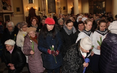 Podczas Eucharystii kobiety obdarowały Maryję kwiatami