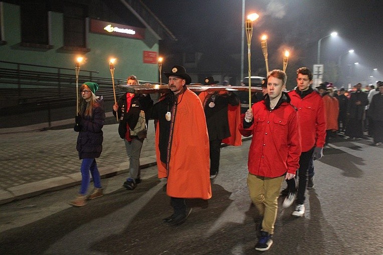 Członkowie Bractwa św. Jakuba jako pierwsi nieśli krzyż ŚDM w procesji ulicami Szczyrku