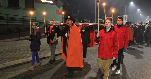 Członkowie Bractwa św. Jakuba jako pierwsi nieśli krzyż ŚDM w procesji ulicami Szczyrku