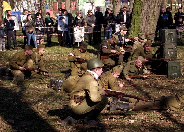 Huk, dym i strzały - odtworzyli historię