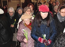   Podczas Eucharystii kobiety złożyły tulipany przez obrazem Maryi, najpiękniejszej z kobiet