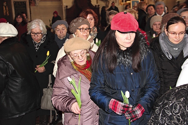   Podczas Eucharystii kobiety złożyły tulipany przez obrazem Maryi, najpiękniejszej z kobiet