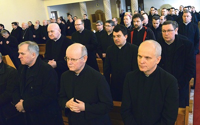 W skupieniu wzięli udział biskupi, duszpasterze z wielu parafii  oraz księża pracujący w kurii i seminarium