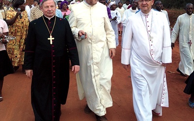 Srebrny jubileusz święceń kapłańskich w Kamerunie.  Idą (od lewej): bp Henryk Tomasik, ks. Mirosław Bujak i bp Jan Ozga