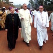 Srebrny jubileusz święceń kapłańskich w Kamerunie.  Idą (od lewej): bp Henryk Tomasik, ks. Mirosław Bujak i bp Jan Ozga