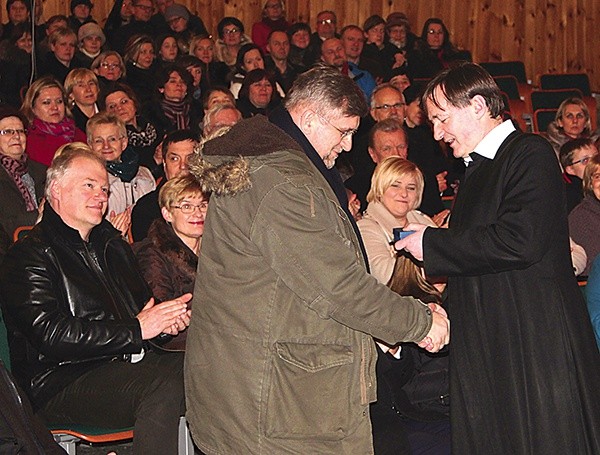  Podziękowania i okolicznościowy medal od ks. Mirosława Praska otrzymał m.in. Wojciech Gęsiak, architekt i projektant kościoła filipinów