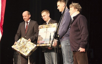  Jan Maniak (z lewej) zawiózł do polskiej szkoły nagrodę, którą przekazała mu drużyna PTTK oddział w Radomiu