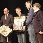  Jan Maniak (z lewej) zawiózł do polskiej szkoły nagrodę, którą przekazała mu drużyna PTTK oddział w Radomiu