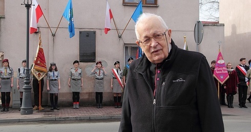 Ks. Stefan Wysocki przed budynkiem dawnego więzienia UB i NKWD w Łowiczu