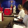  Białe habity sióstr nawiązują do białej szaty chrzcielnej i są oznaką posługi jadwiżanek