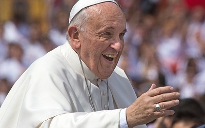 Gesty bliskości, uśmiechy, rozmowy, przytulenia są ważnym elementem języka obecnego papieża