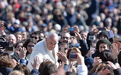 7 marca 2015 r. w 60. rocznicę powstania Komunii i Wyzwolenia ponad 80 tys. członków Ruchu spotkało się na specjalnej audiencji z papieżem Franciszkiem. Było to największe zgromadzenie jednego ruchu kościelnego od dekad. „Lektura książek ks. Giussaniego wpłynęła mocno na moje życie” – mówił papież. 