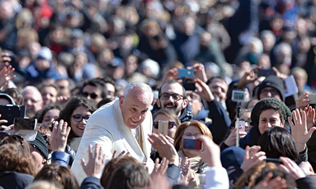 7 marca 2015 r. w 60. rocznicę powstania Komunii i Wyzwolenia ponad 80 tys. członków Ruchu spotkało się na specjalnej audiencji z papieżem Franciszkiem. Było to największe zgromadzenie jednego ruchu kościelnego od dekad. „Lektura książek ks. Giussaniego wpłynęła mocno na moje życie” – mówił papież. 