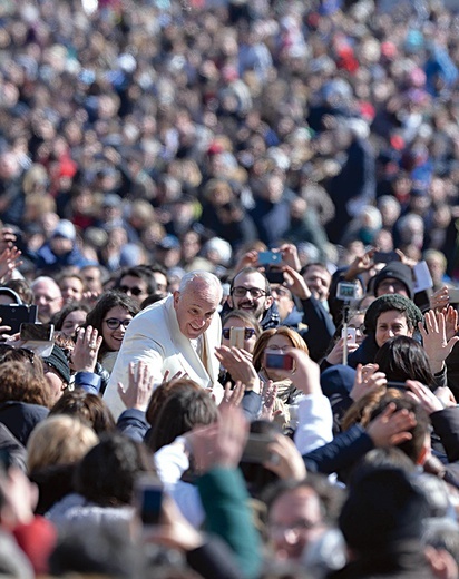 7 marca 2015 r. w 60. rocznicę powstania Komunii i Wyzwolenia ponad 80 tys. członków Ruchu spotkało się na specjalnej audiencji z papieżem Franciszkiem. Było to największe zgromadzenie jednego ruchu kościelnego od dekad. „Lektura książek ks. Giussaniego wpłynęła mocno na moje życie” – mówił papież. 