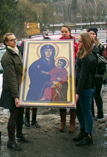 Gimnazjalistki z Wisły wniosły ikonę Matki Bożej Salus Populi Romani na czas godzinnej wizyty znaków ŚDM w kościele Wniebowzięcia NMP