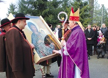  Bp Tadeusz Rakoczy witał odnowiony obraz Matki Bożej Rychwałdzkiej u bram sanktuarium 