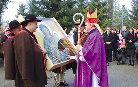  Bp Tadeusz Rakoczy witał odnowiony obraz Matki Bożej Rychwałdzkiej u bram sanktuarium 