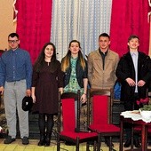 Powyżej: Młodzi aktorzy przed rówieśnikami w kościele w Korzennej
