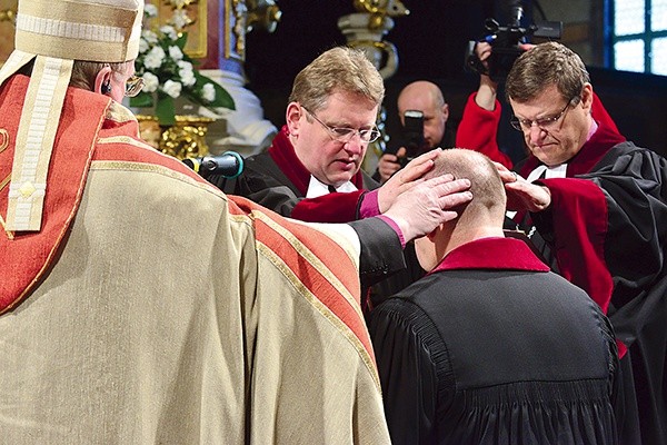  Gest nałożenia rąk pochodzi z czasów apostolskich