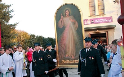  Strażacy wyprowadzają obraz z kościoła w Gumniskach