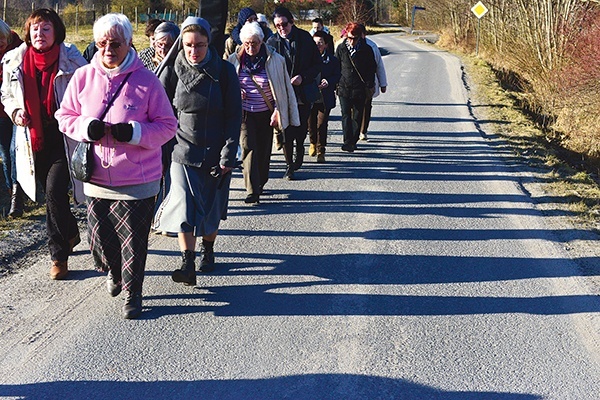  Wyruszają z parkingu  obok domu kultury,  idą godzinę, a o 16.00  odprawiają Mszę św. 