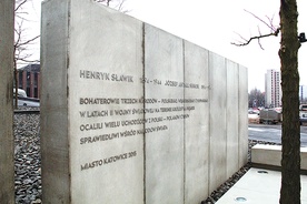  Pomnik Henryka Sławika i Józsefa Antalla seniora w Katowicach. Z tyłu widoczny gmach NOSPR