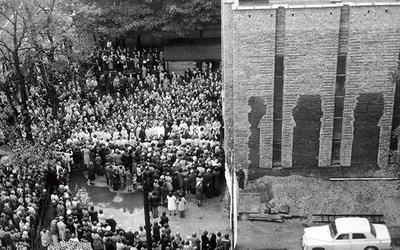  Tłumy wiernych przed rozbudowanym kościołem Przemienienia w dniu poświęcenia 3 września 1978 r.  Fragment ciemniejszego muru to pozostałości po kościele z 1874 r.