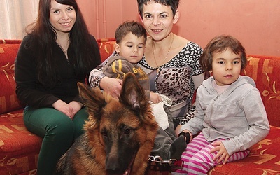 Monika Gricuk samotnie wychowuje troje dzieci, 18-letnią Weronikę, 5-letnią Hanię i 3,5-letniego Łukasza. Sziwa, owczarek niemiecki, jest ulubienicą rezolutnej Hani