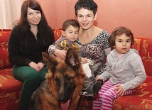 Monika Gricuk samotnie wychowuje troje dzieci, 18-letnią Weronikę, 5-letnią Hanię i 3,5-letniego Łukasza. Sziwa, owczarek niemiecki, jest ulubienicą rezolutnej Hani