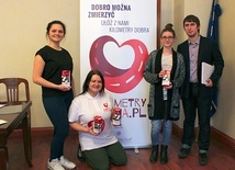  Barbara Liberska (druga z lewej) i Karol Walas z Fundacji Dom Nadziei  razem z wolontariuszkami: Anną Kurzątkowską i Katarzyną Tyczką