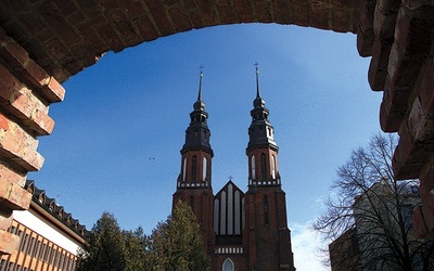  Widok na kościół katedralny z bramy w średniowiecznym murze obronnym