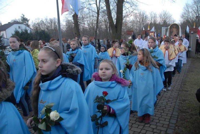 Dziewczynki z DSM w procesji z obrazem 