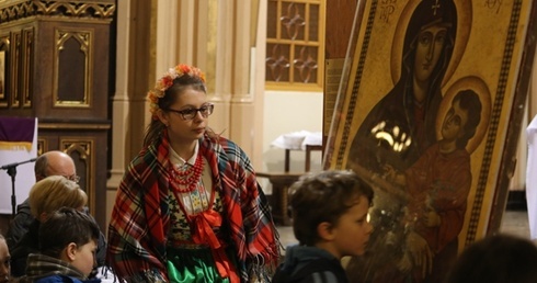 Adoracja krzyża ŚDM i ikony MB Salus Populi Romani w wilamowickim sanktuarium św. Józefa Bilczewskiego