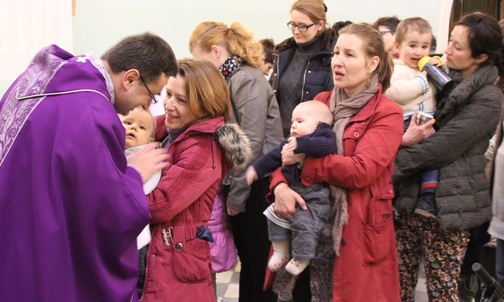 Gwar, śmiechy i płacze maluchów nie przeszkadzały żadnej uczestniczce rekolekcyjnych spotkań, ani też... duszpasterzom